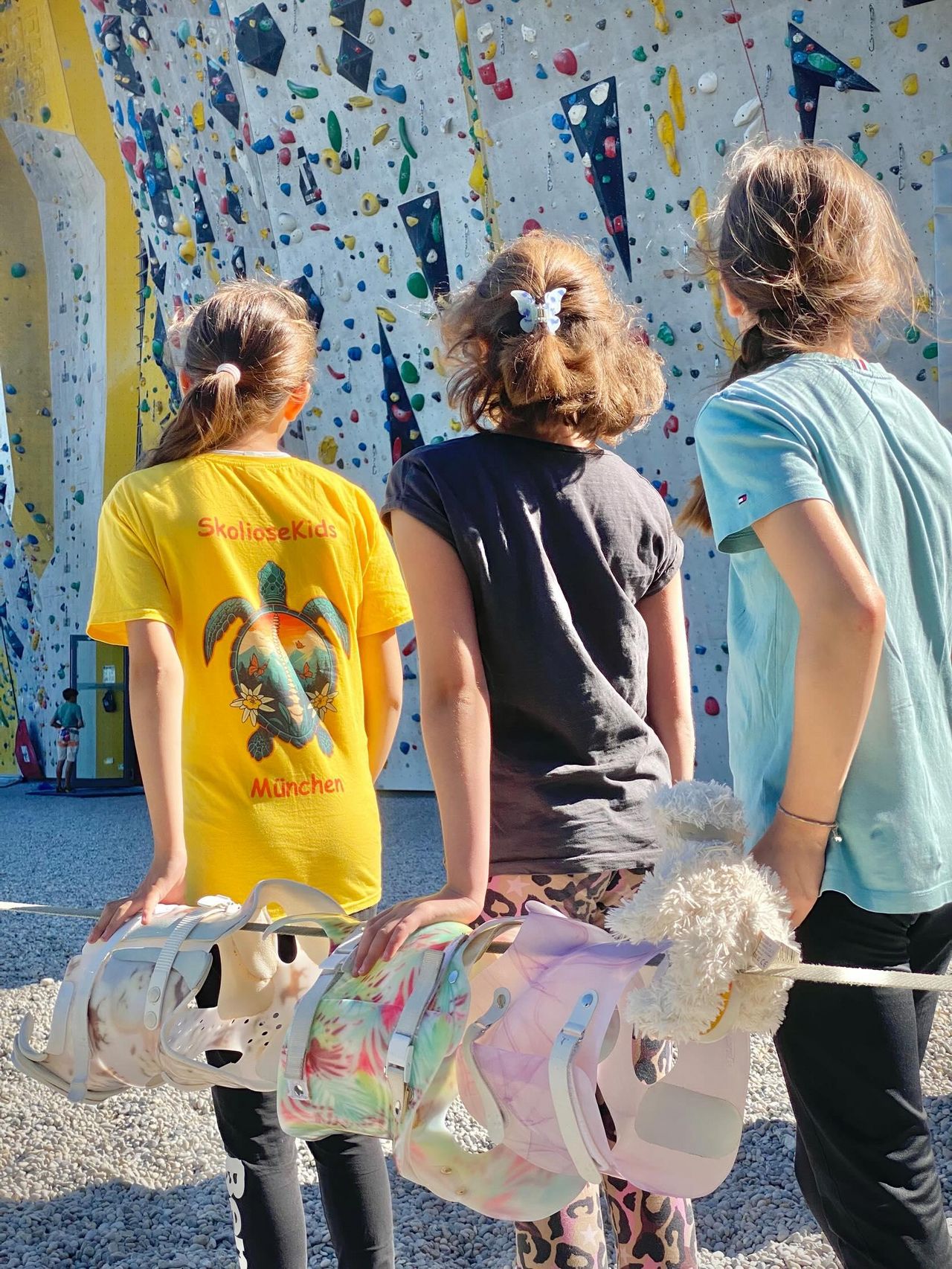 Kinder vor einer Kletterwand Kinder vor einer Kletterwand