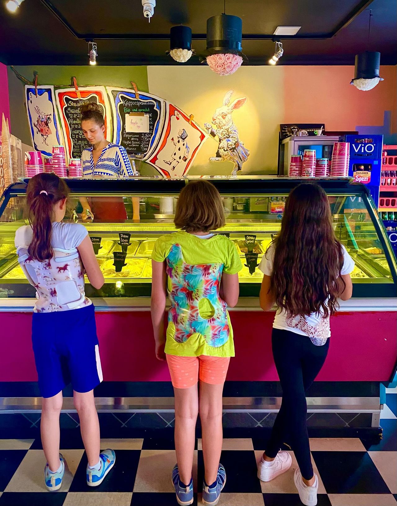 Kinder in einer Eisdiele Kinder in einer Eisdiele