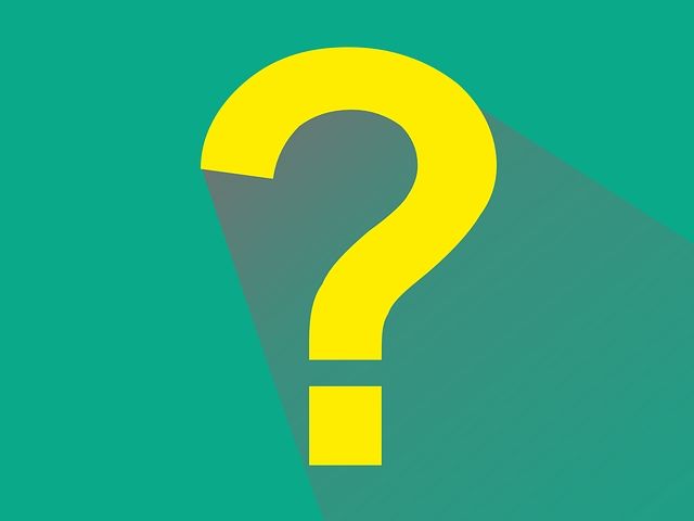 Gelbes Fragezeichen auf grünem Hintergrund