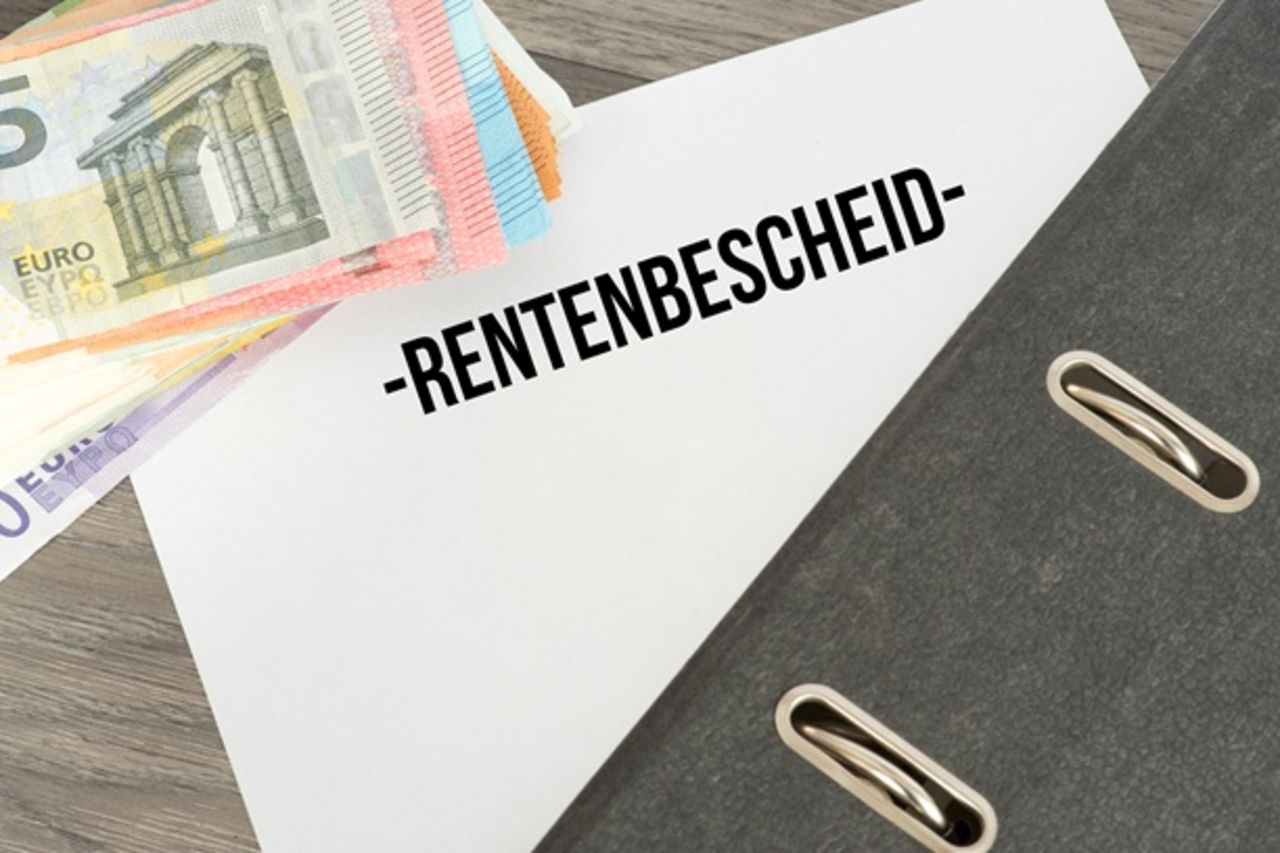 Aktenordner , Überschrift Rentenbescheid und Geldscheine