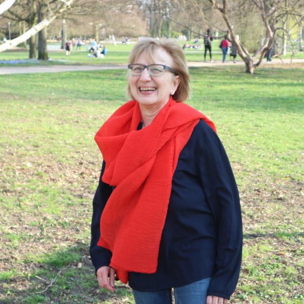 Elke Fauck Skoliose Selbsthilfegruppe Mainz Leiterin Elke Fauck im Park
