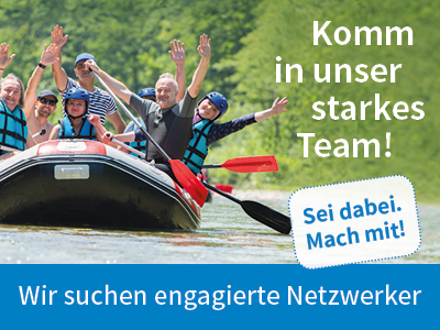 Gruppe von Paddlern in einem Boot Gruppe von Paddlern in einem Boot