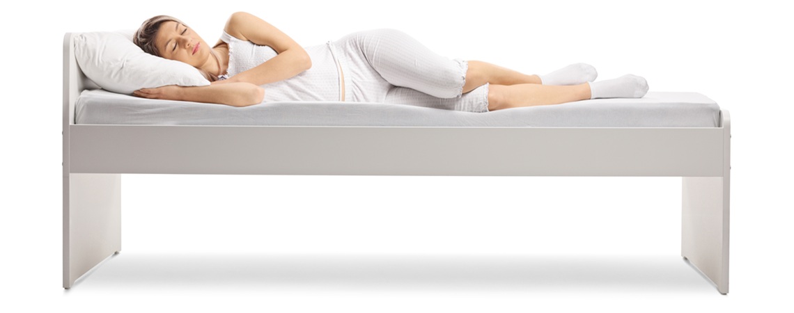 Frau schläft in einem Bett Frau schläft in einem Bett