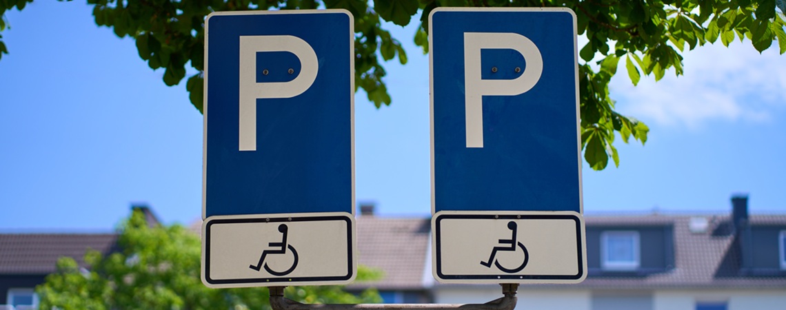 2 Verkehrsschilder für Behindertenparkplätze 2 Verkehrsschilder für Behindertenparkplätze
