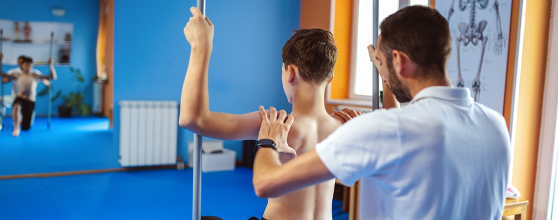 Junge turnt Schroth Übung Junge turnt Schroth Übung