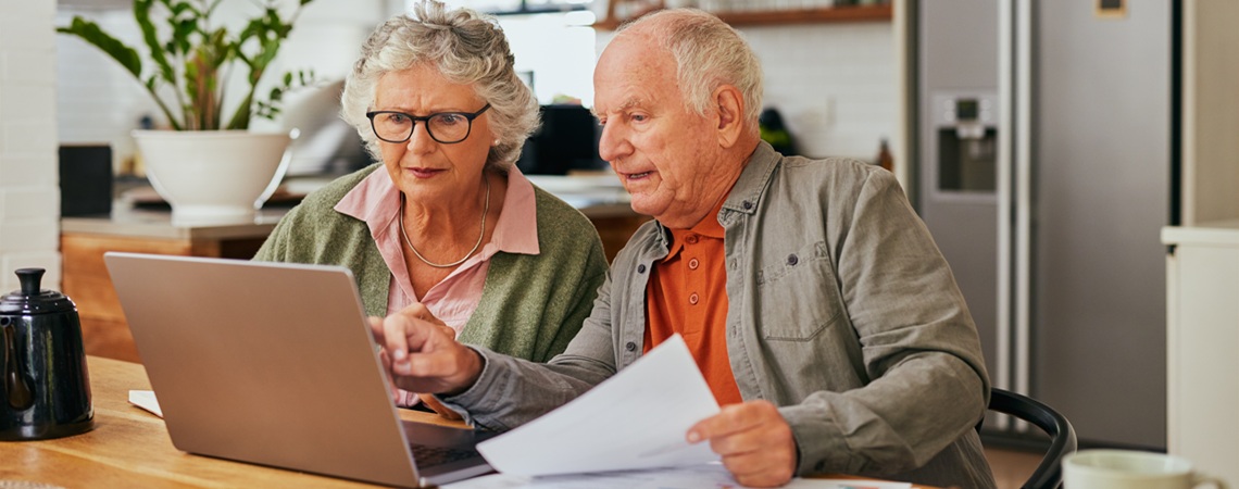 Rentnerpaar vor einem Laptop Rentnerpaar vor einem Laptop