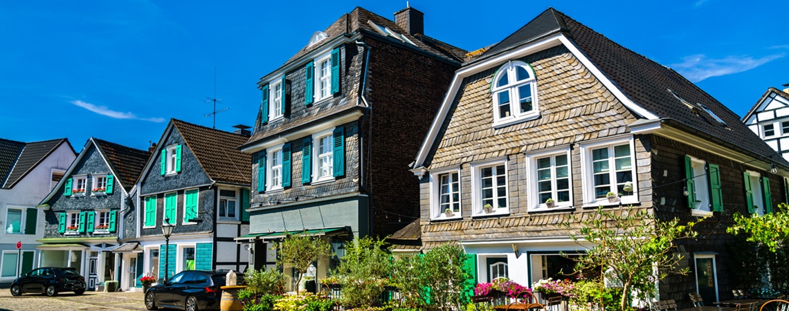 Fachwerkhäuser mit Schieferdächern im Bergischen Land Fachwerkhäuser mit Schieferdächern im Bergischen Land