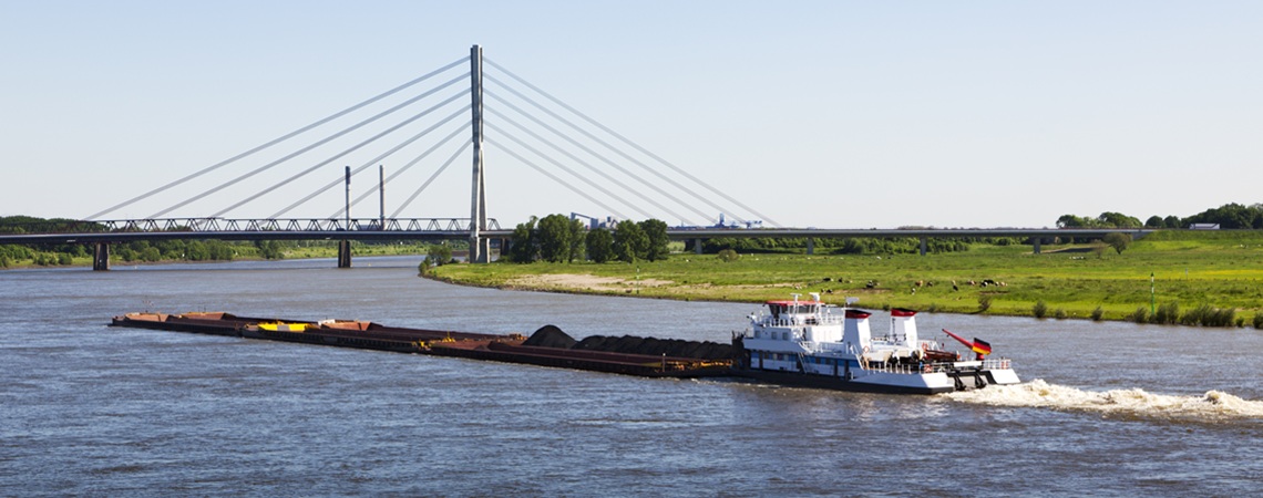 Schiff auf dem Niederrhein bei Dinslaken Schiff auf dem Niederrhein bei Dinslaken