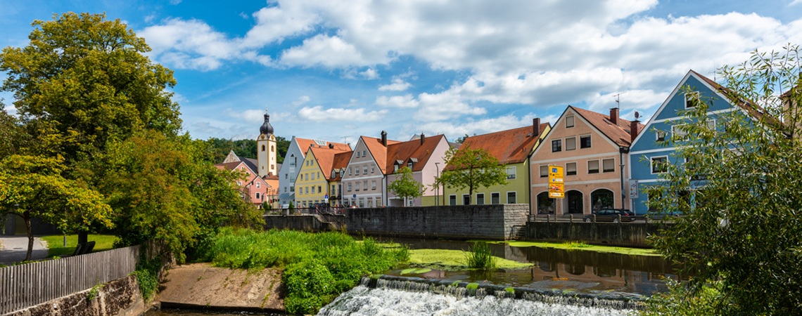 Blick über den Fluss auf Schwandorf, Oberpfalz Blick über den Fluss auf Schwandorf, Oberpfalz