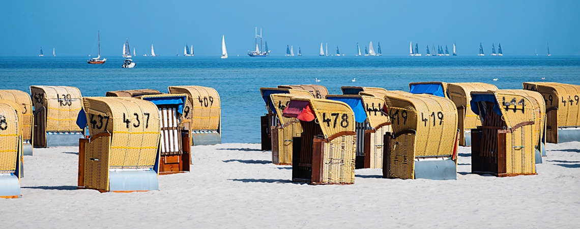 Strandkörbe an der Küste von Schleswig Holstein Strandkörbe an der Küste von Schleswig Holstein