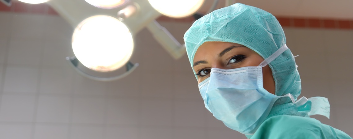 Kopf einer OP-Schwester mit Haube Kopf einer OP-Schwester mit Haube